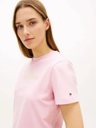 Camiseta con el logotipo del club en tono dorado