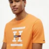 Camiseta con el logotipo H