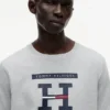 Camiseta con el logotipo H
