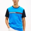Camiseta con logo de bandera y mangas en contraste