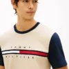 Camiseta con logo de bandera y mangas en contraste