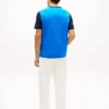 Camiseta con logo de bandera y mangas en contraste