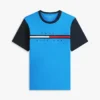 Camiseta con logo de bandera y mangas en contraste