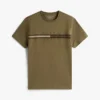 Camiseta con logotipo de bandera en tonos