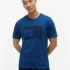 Camiseta con logotipo de bandera teñida en índigo Camiseta con logotipo de bandera teñida en índigo