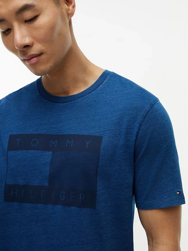 Camiseta con logotipo de bandera teñida en índigo Camiseta con logotipo de bandera teñida en índigo