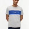 Camiseta con logotipo de rayas en bloque de Hilfiger Camiseta con logotipo de rayas en bloque de Hilfiger
