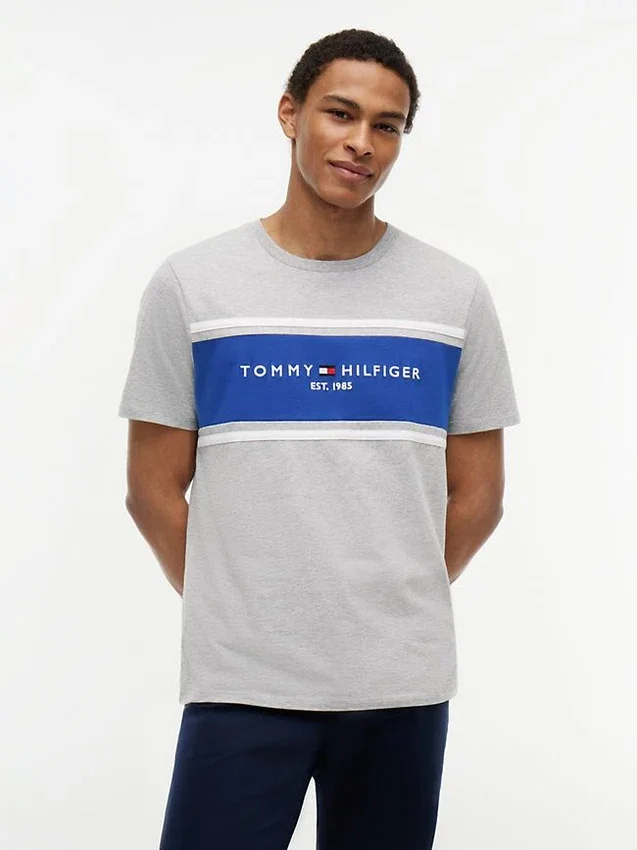 Camiseta con logotipo de rayas en bloque de Hilfiger Camiseta con logotipo de rayas en bloque de Hilfiger