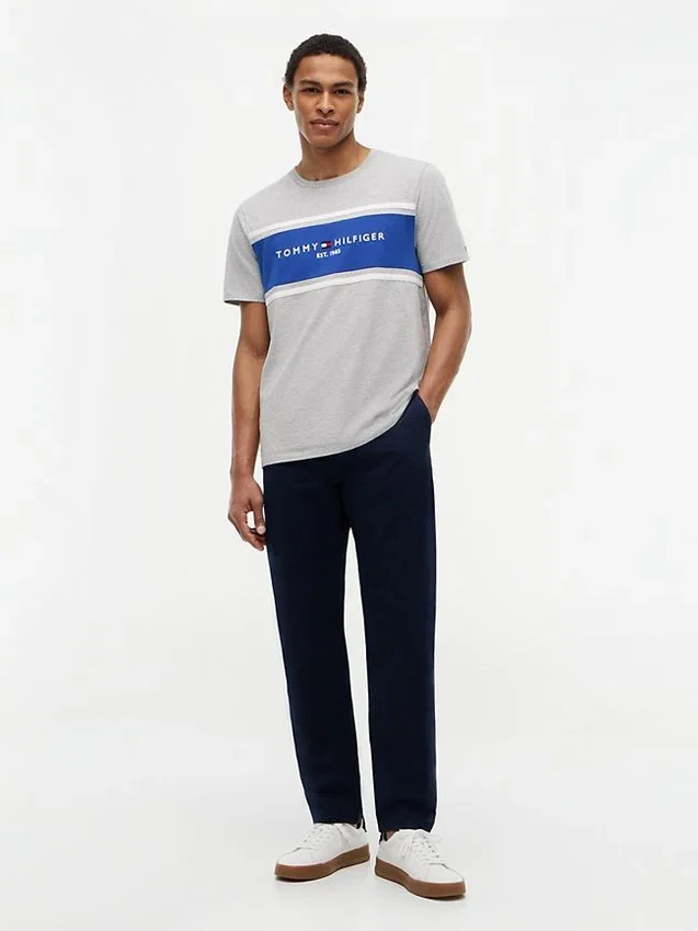 Camiseta con logotipo de rayas en bloque de Hilfiger Camiseta con logotipo de rayas en bloque de Hilfiger