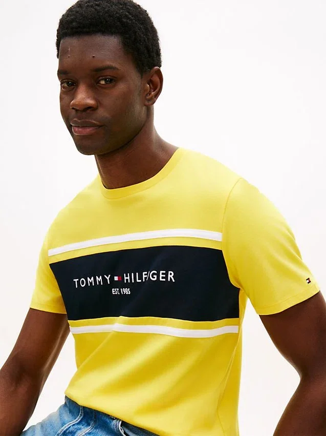 Camiseta con logotipo de rayas en bloque de Hilfiger Camiseta con logotipo de rayas en bloque de Hilfiger