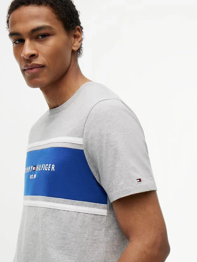 Camiseta con logotipo de rayas en bloque de Hilfiger Camiseta con logotipo de rayas en bloque de Hilfiger