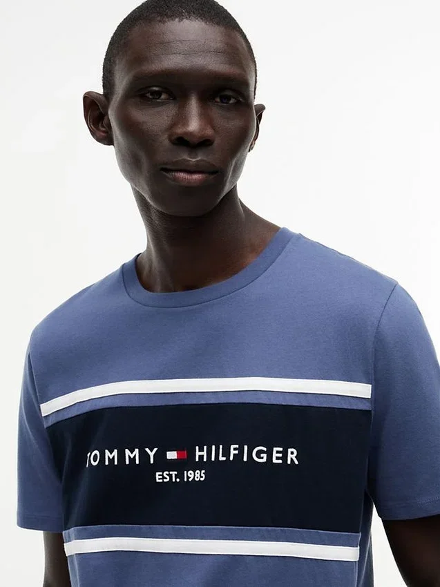 Camiseta con logotipo de rayas en bloque de Hilfiger Camiseta con logotipo de rayas en bloque de Hilfiger