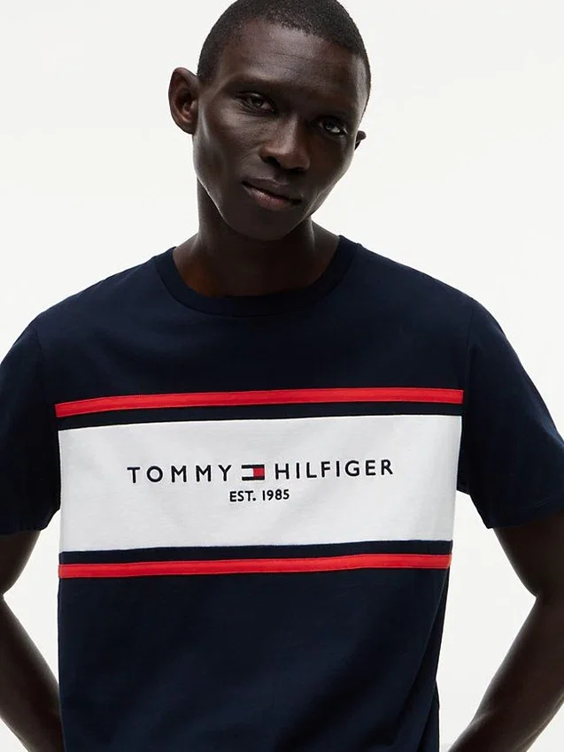 Camiseta con logotipo de rayas en bloque de Hilfiger Camiseta con logotipo de rayas en bloque de Hilfiger