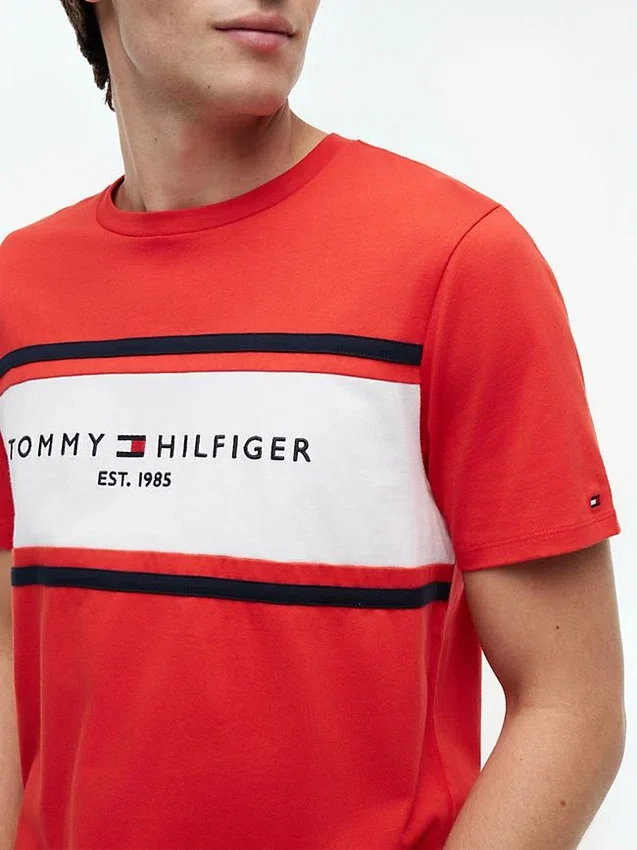 Camiseta con logotipo de rayas en bloque de Hilfiger Camiseta con logotipo de rayas en bloque de Hilfiger