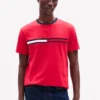 Camiseta con logotipo de rayas y bandera bordado