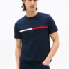 Camiseta con logotipo de rayas y bandera bordado