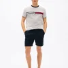 Camiseta con logotipo de rayas y bandera bordado