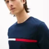 Camiseta con logotipo de rayas y bandera bordado
