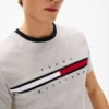 Camiseta con logotipo de rayas y bandera bordado