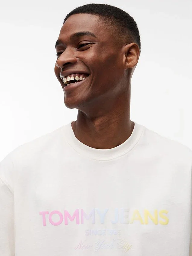 Camiseta con logotipo degradado de Tommy Jeans Camiseta con logotipo degradado de Tommy Jeans