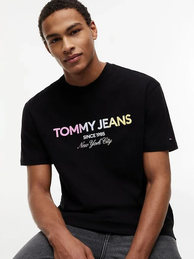 Camiseta con logotipo degradado de Tommy Jeans Camiseta con logotipo degradado de Tommy Jeans