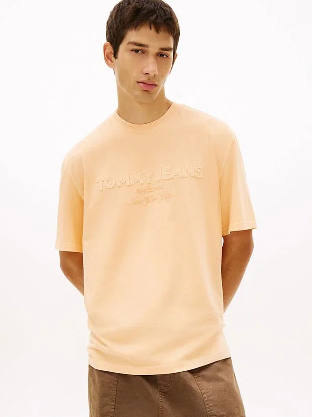 Camiseta con logotipo desgastado de Tommy Jeans Camiseta con logotipo desgastado de Tommy Jeans