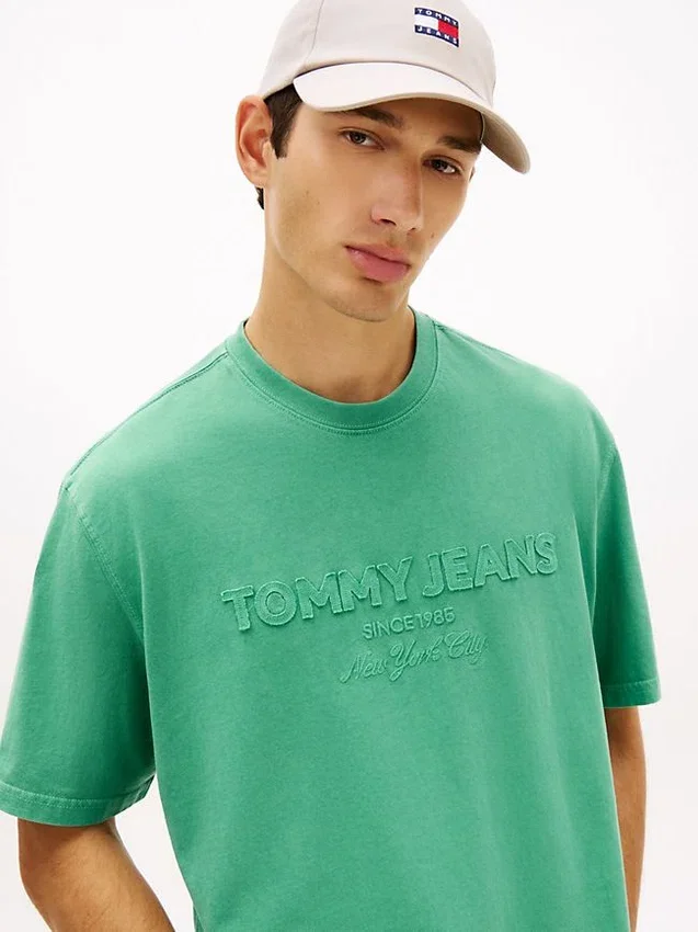 Camiseta con logotipo desgastado de Tommy Jeans Camiseta con logotipo desgastado de Tommy Jeans