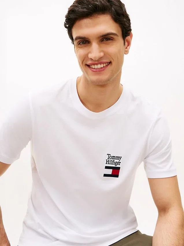 Camiseta con logotipo superpuesto Camiseta con logotipo superpuesto