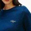 Camiseta de algodón interlock con botones dorados Camiseta de algodón interlock con botones dorados