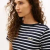 Camiseta de algodón interlock con botones dorados