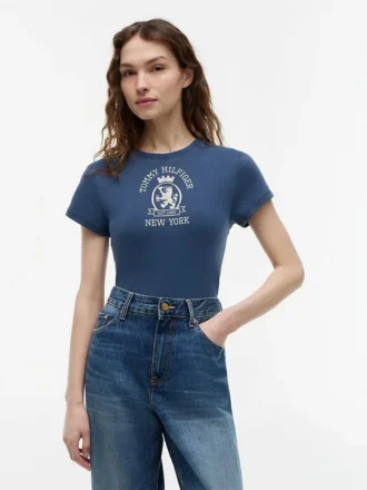 Camiseta de corte entallado con logotipo Crest teñida en prenda
