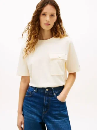 Camiseta de corte holgado con bolsillo y botones dorados