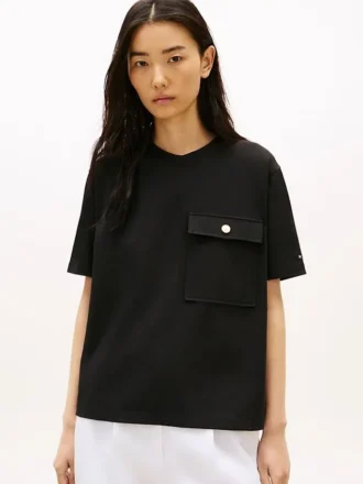 Camiseta de corte holgado con bolsillo y botones dorados