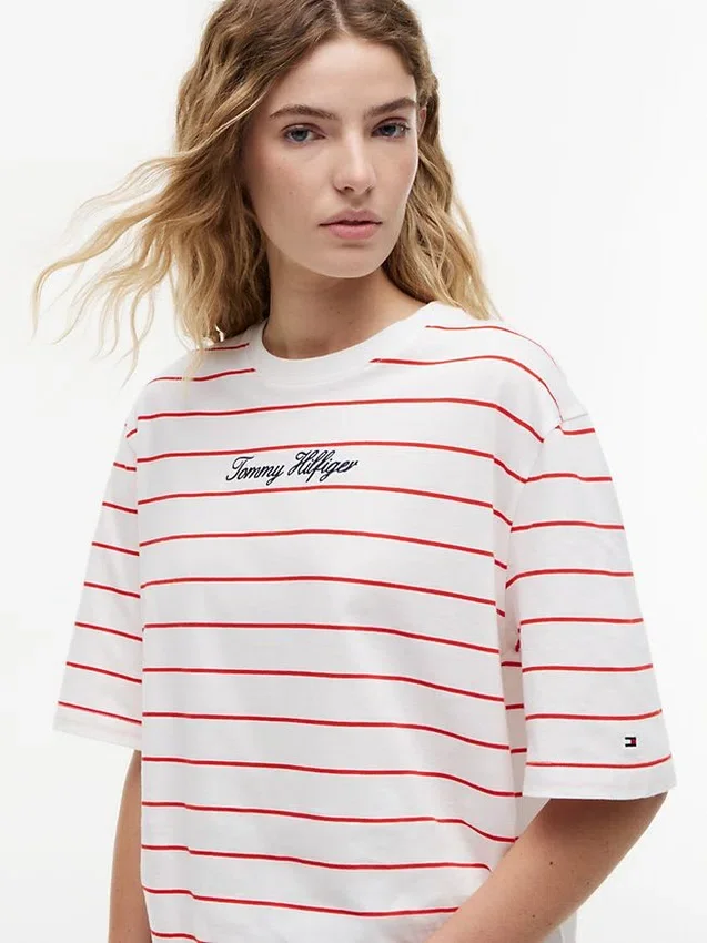 Camiseta de corte holgado con logotipo bordado