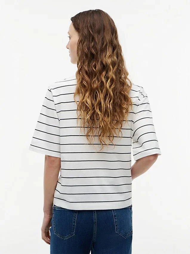 Camiseta de corte holgado con logotipo bordado