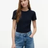 Camiseta de cuello redondo con punto calado y corte entallado