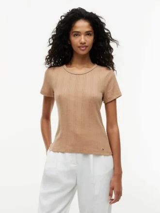 Camiseta de cuello redondo con punto calado y corte entallado