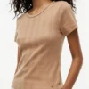 Camiseta de cuello redondo con punto calado y corte entallado