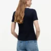Camiseta de cuello redondo con punto calado y corte entallado
