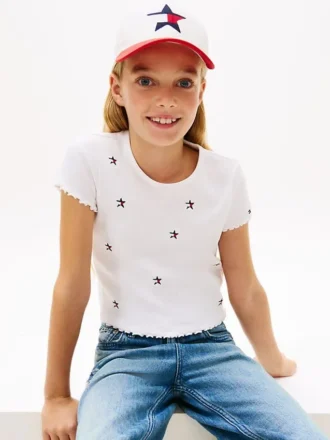 Camiseta de niño con estrellas bordadas y canalé