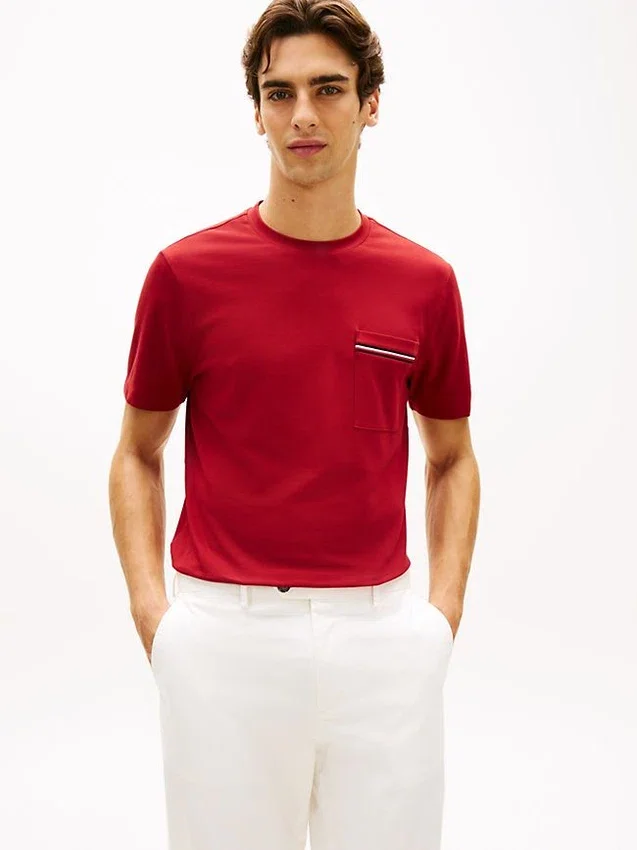 Camiseta de piqué con bolsillo y rayas características Camiseta de piqué con bolsillo y rayas características