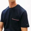 Camiseta de piqué con bolsillo y rayas características Camiseta de piqué con bolsillo y rayas características