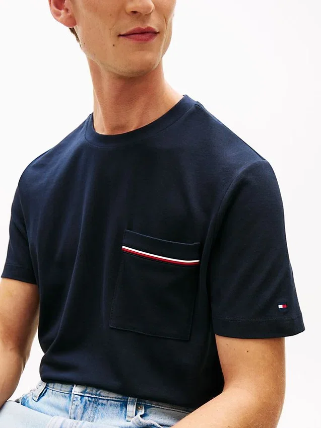 Camiseta de piqué con bolsillo y rayas características Camiseta de piqué con bolsillo y rayas características