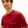 Camiseta de piqué con bolsillo y rayas características Camiseta de piqué con bolsillo y rayas características