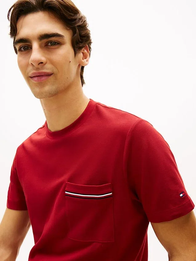 Camiseta de piqué con bolsillo y rayas características Camiseta de piqué con bolsillo y rayas características