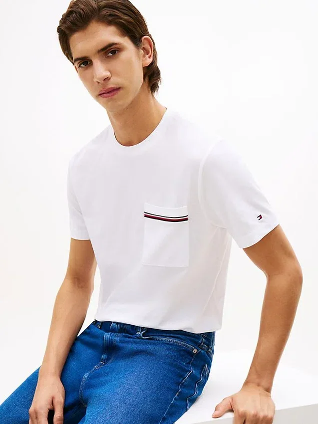 Camiseta de piqué con bolsillo y rayas emblemáticas Camiseta de piqué con bolsillo y rayas emblemáticas