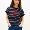 Camiseta de rayas con logotipo en arco y mangas dolman