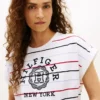 Camiseta de rayas con logotipo en arco y mangas dolman