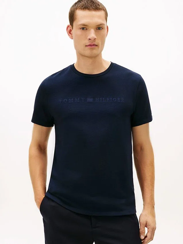 Camiseta gruesa con logotipo en tono a tono Camiseta gruesa con logotipo en tono a tono