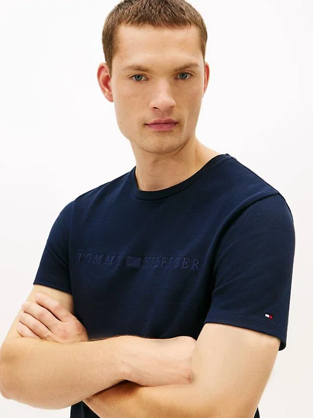 Camiseta gruesa con logotipo en tono a tono Camiseta gruesa con logotipo en tono a tono